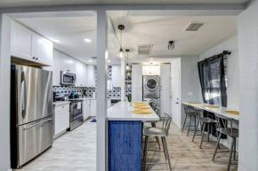 Modern Home-Downtown-3 Bedroom- King Bed
